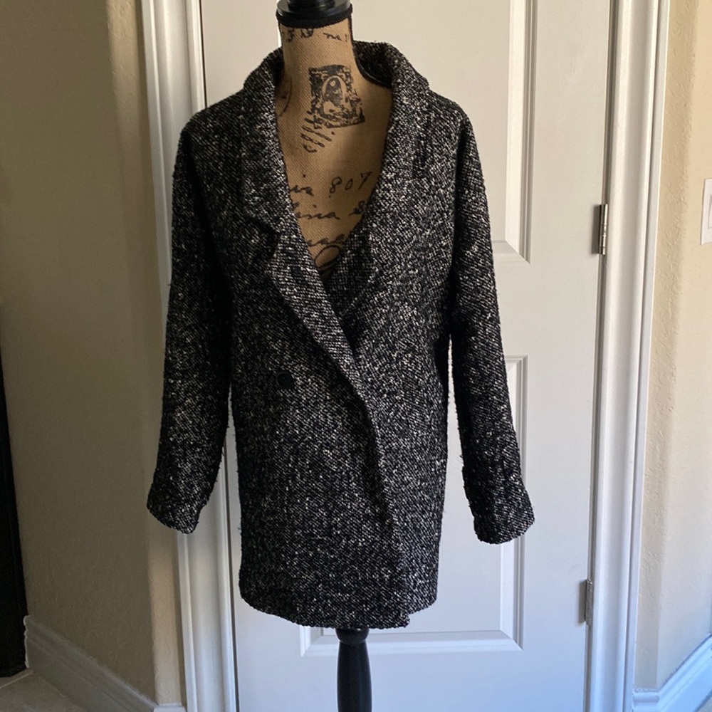 Extras, Black and white coat